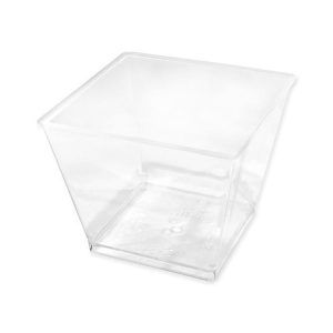 Platos. bandejas. vasos de plástico